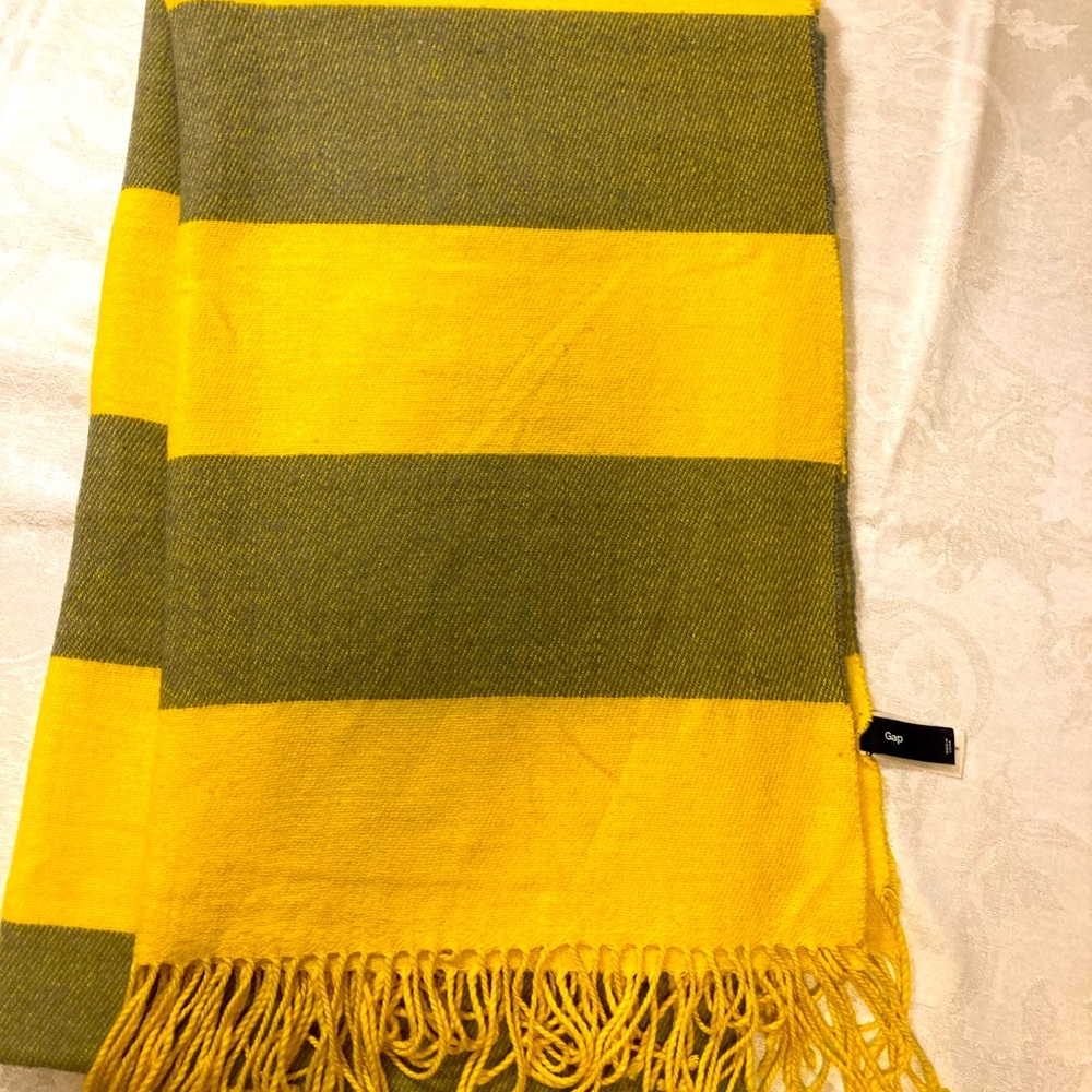 Gap 78” x 24” yellow and gray scarf